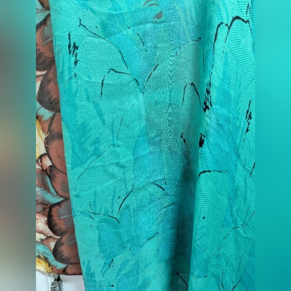 100% viscose, silk feel scarf. Chiffon like material. Feather pattern. Wrap. - Picture 5 of 7